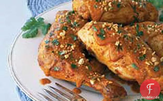 Geschmortes Huhn in Erdnuss-Maulwurf-Sauce