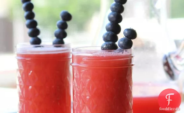 Wassermelone Und Minze-Limonade Mit Heidelbeer-Spieße