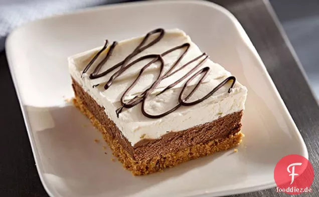 Schokoladen-geschichtete No-Bake-Käsekuchen-Riegel