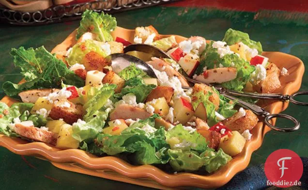 Festlicher Salat mit Huhn und Obst