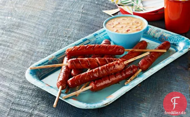 Hot Dog am Stock mit Queso-Sauce