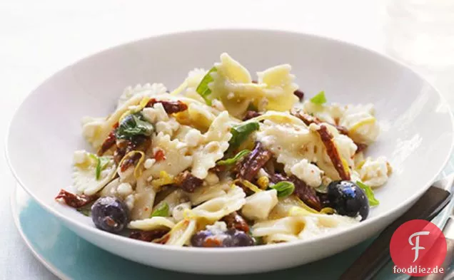 Nudelsalat mit Tomaten und Feta