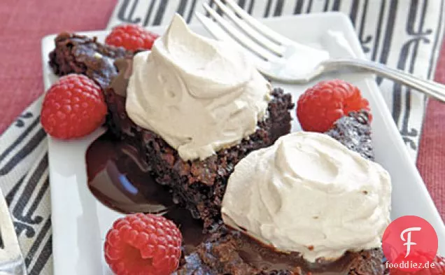 Mokka Creme Brownie Wedges mit frischen Himbeeren