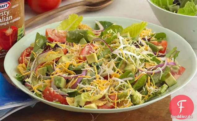 Gehackter Salat mit Tortilla-Chips und Avocado-Dressing