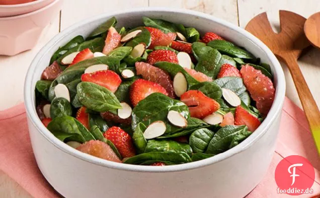 Spinat, Erdbeere und Grapefruit werfen