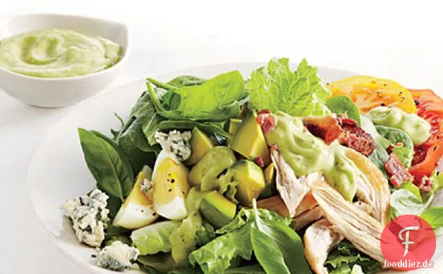 Geräucherter Hähnchen-Cobb-Salat mit Avocado-Dressing