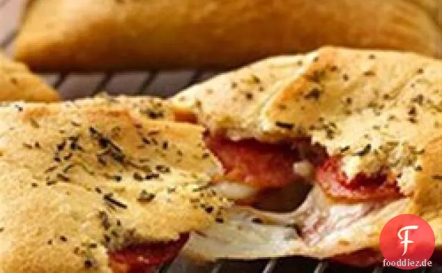 Große und käsige Pepperoni-Taschen