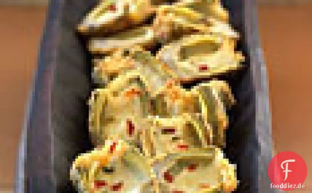 Frittierte Baby Artischocken gefüllt mit Pfeffer und Käse