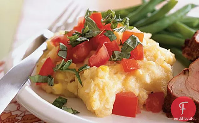 Zwei Mais-Polenta mit Tomaten, basilikum und Käse