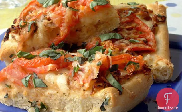 Tomaten-Parmesan-Focaccia mit karamellisierten Zwiebeln