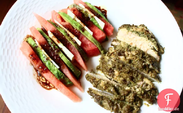 Minze Pesto Huhn mit einer Wassermelone Avocado-Salat