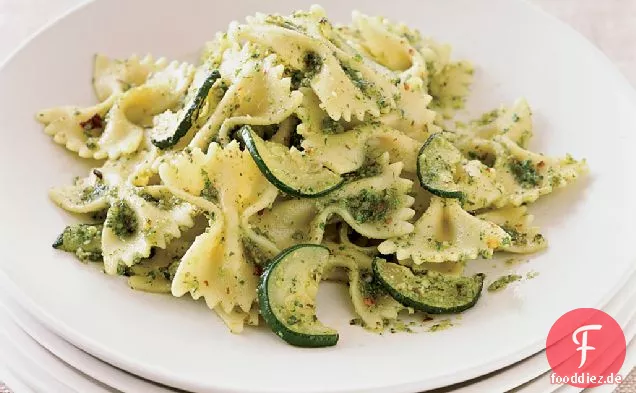 Farfalle mit Zucchini und Petersilie-Mandel-Pesto