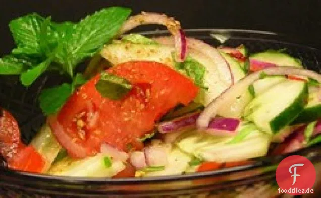 Gurken-, Tomaten- und roter Zwiebelsalat mit Minze