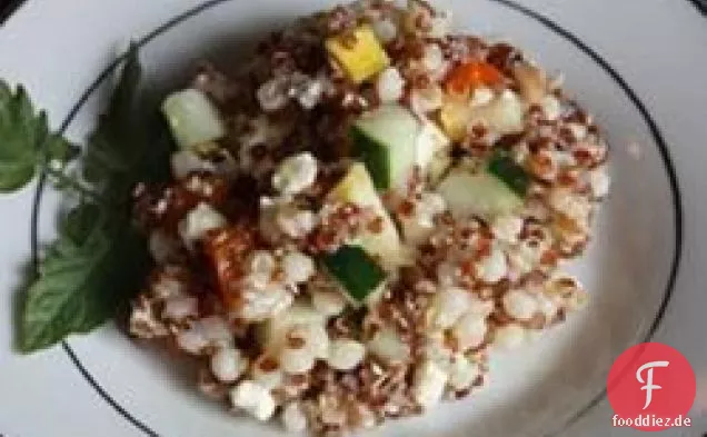 Quinoa, Couscous und Farro Salat mit Sommergemüse