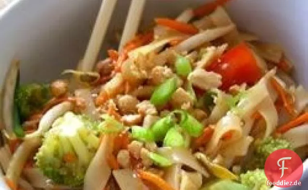 Asiatischer Nudelsalat mit Rindfleisch, Brokkoli und Sojasprossen
