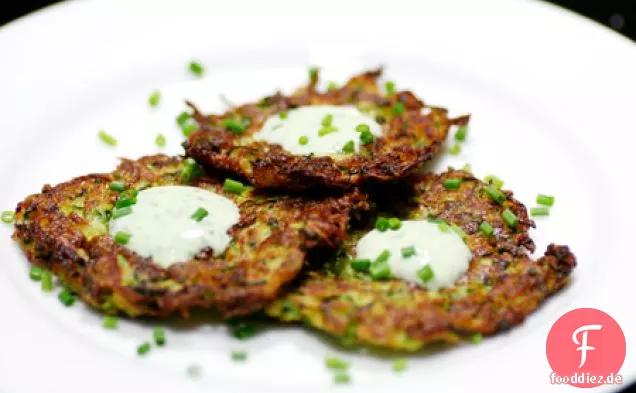 Zucchini Pfannkuchen mit Basilikum Schnittlauchcreme