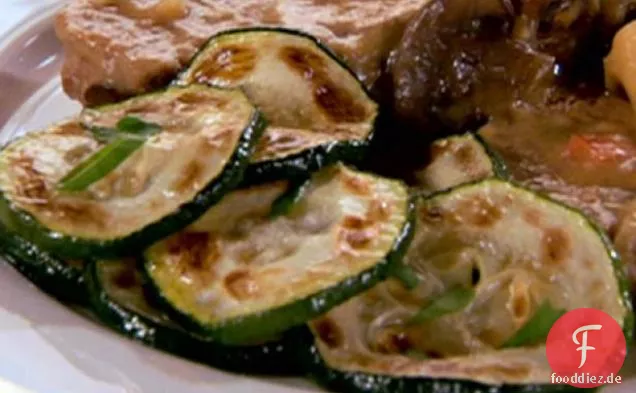 Sautierte Zucchini mit Knoblauch und Kräutern