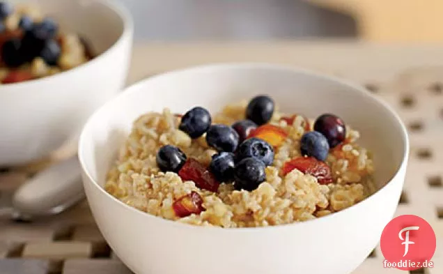 Drei-Korn-Müsli mit Datteln und Zimt