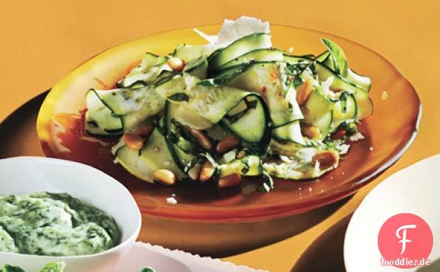 Rasierter Zucchinisalat mit Parmesan und Pinienkernen