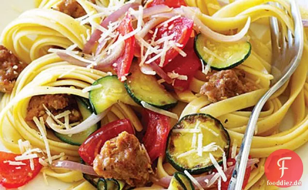 Italienische Wurst und Zucchini-Nudeln