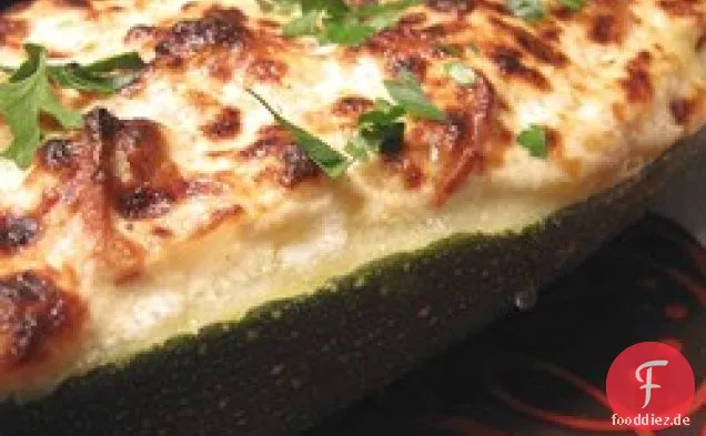 Peperoni gefüllte Zucchini