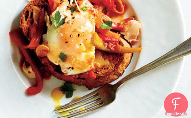 Eier pochiert in Tomatensauce mit Zwiebeln und Paprika