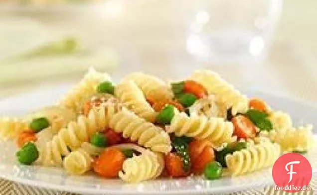 Mini Rotini mit Karotten und Erbsen