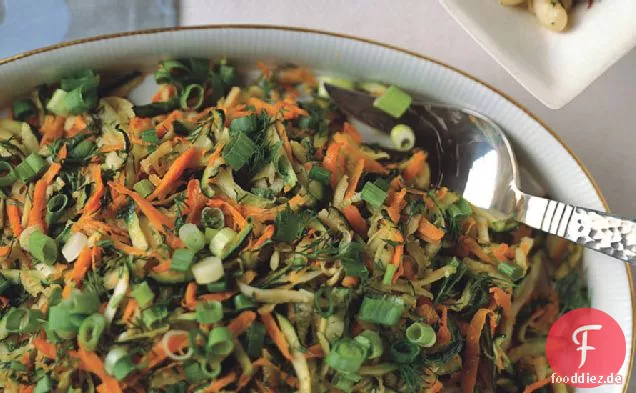 Zucchini und Karotten mit Frühlingszwiebeln und Dill