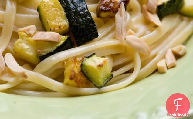 Cremige Pasta Mit Gerösteten Zucchini, Mandeln Und Basilikum