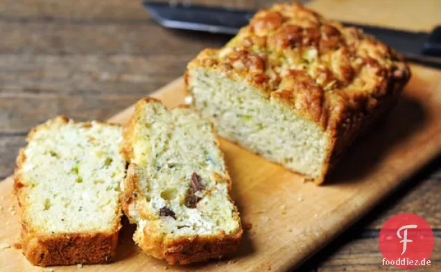 Zucchini-Oliven-Frühstückskuchen im französischen Stil