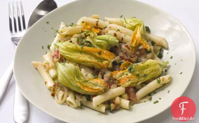 Pasta mit Zucchini, Zucchiniblüten und karamellisierten Zwiebeln