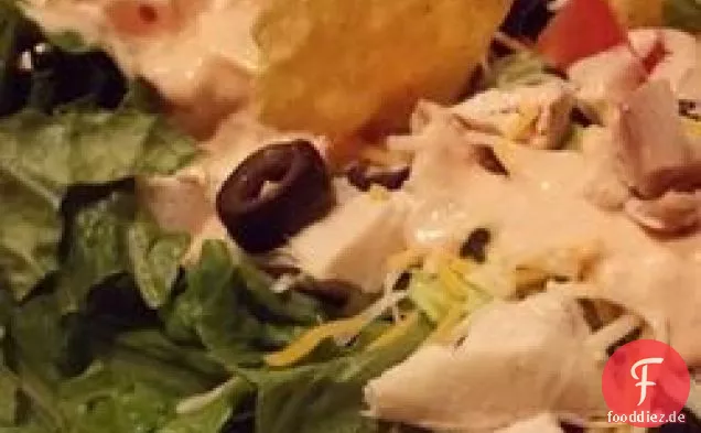 Geschichteter und geworfener würziger Hühnchen-Taco-Salat