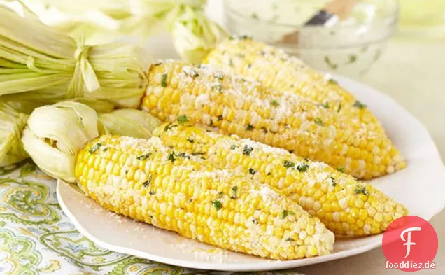 Frischer Mais mit Zitronen-basilikum-Parmesan-Butter