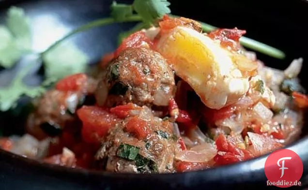 Tajine Kefta Mkawra (Tajine von Fleischbällchen in Tomatensauce mit Eiern)