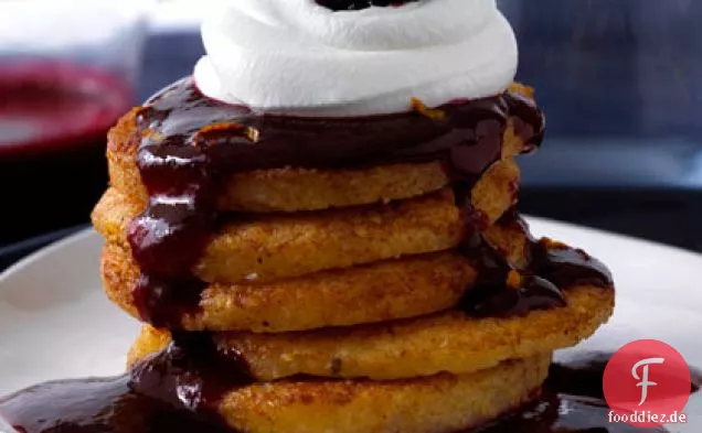 Polenta Pfannkuchen mit Brombeersauce