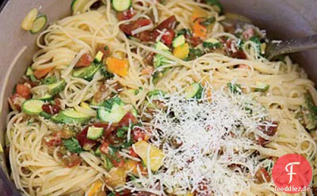 Linguine mit Tomaten, Baby-Zucchini und Kräutern