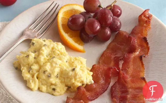 Cremiges Rührei mit braun gezuckertem Speck