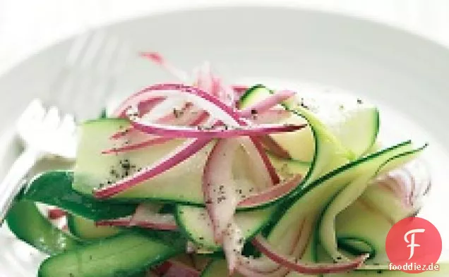 Zucchinisalat mit roten Zwiebeln