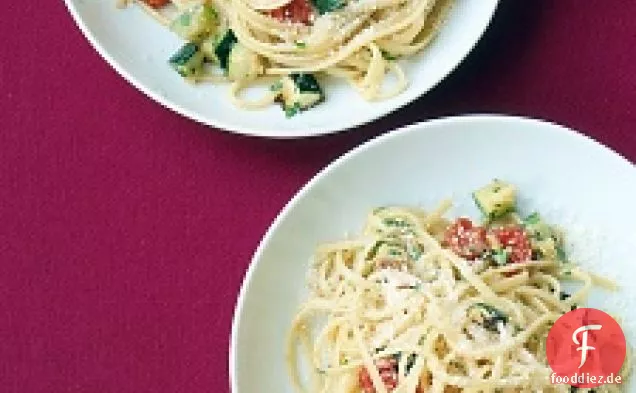 Gebratene Zucchini-Tomaten-Nudeln