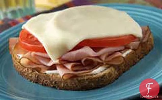 Open-Faced gegrillte Schweizer, Schinken & Tomaten-Sandwich