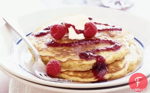 Haferflocken-Himbeer-Pfannkuchen mit Beeren-Coulis