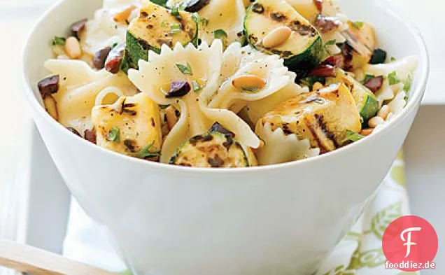 Gegrillter gelber Kürbis und Zucchini-Nudelsalat