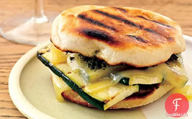 Gegrillte Gruyère-und-Zucchini-Sandwiches mit rauchigem Pesto