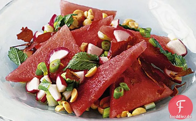 Wassermelonensalat mit Minze und knusprigem Schinken