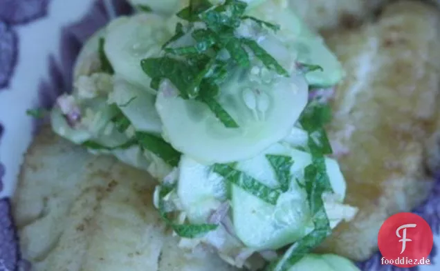 Würziger Gurkensalat mit Ingwer, Schalotten und Minze über knusprig