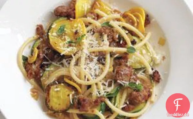 Bucatini mit Putenwurst und Zucchini