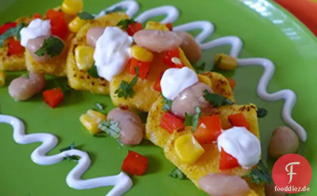 Gebratene Polenta mit Salsa aus weißen Bohnen
