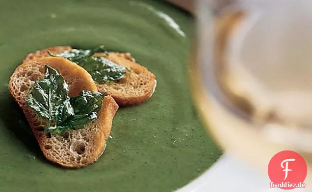 Zucchinisuppe mit Basilikum