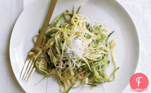 Zucchini-Linguine mit Kräutern