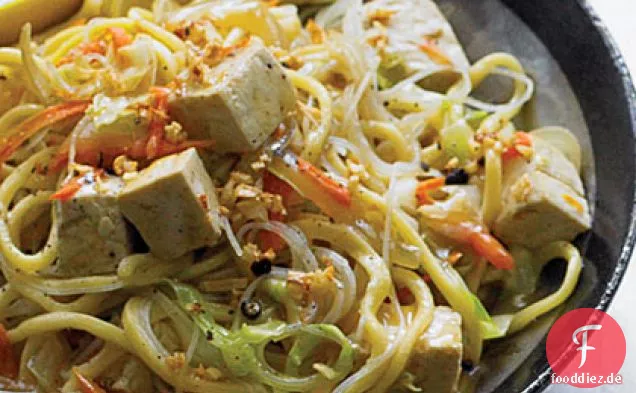 Gebratene dicke und dünne Nudeln mit Gemüse und Tofu (Pancit)
